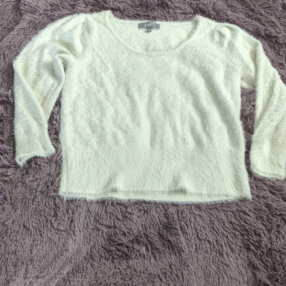 💜Like New Condition Fuzzy Sweater💜